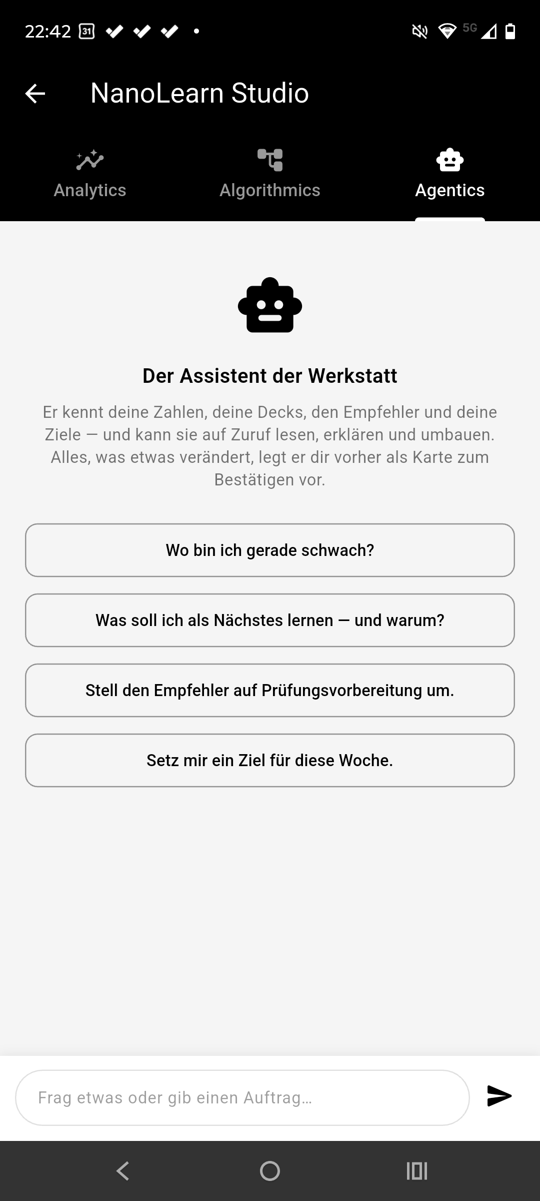 Agentics-Tab im NanoLearn Studio: ein KI-Assistent, der Zahlen, Decks und Ziele liest und auf Bestätigung hin anpasst